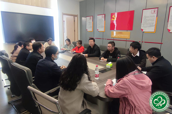 现场学习讨论二十大报告精神-小.jpg